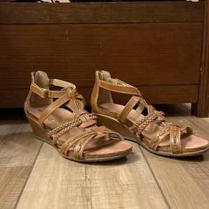 Earth Origins Confortable Tan Wedge Sandals!